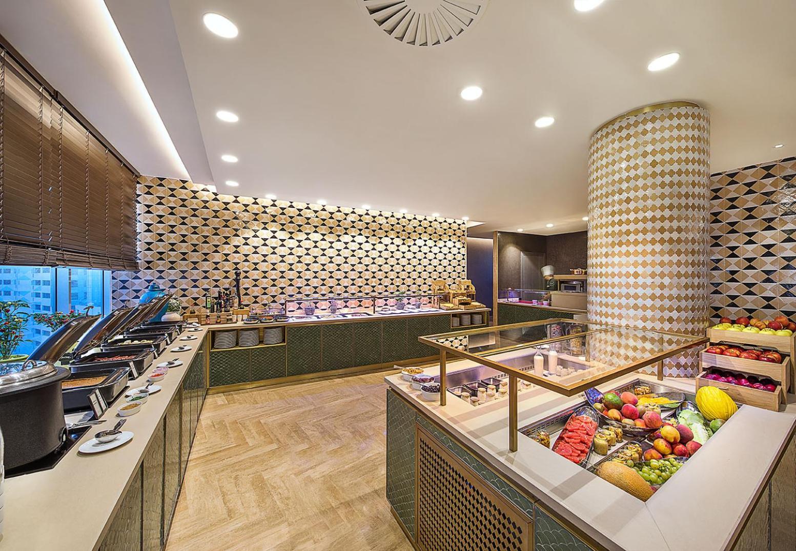Hilton Tanger City Center Dış mekan fotoğraf The buffet at the lounge